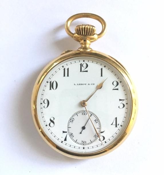 Montre gousset en or 750/1000 signée LEROY Horlogers de la marine 7 bvd de la madeleine Paris n°8929 cadran. Mécanisme et boîte signés, cadran émail chiffres arabes, trotteuse à 6 H. Mécanisme échappement ancre, balancier coupé compensé, spiral Breguet.

Poids brut : 105,60 g

Ne fonctionne pas axe cassé.