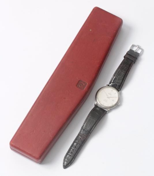 OMEGA. Montre bracelet d'homme en acier. Diamètre 36 (Omega de ville automatique, chronomètre). Bracelet en cuir et boucle Omega, numéro de boîte 8102347, verre saphir, cadran avec appliques, date à 3 H.

Avec son écrin, bon état, fonctionne.

