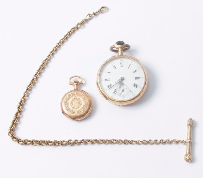 Lot de 2 montres en or 750/1000 :

- une montre de col, cadran émail, chiffres romains. Boîte ciselée et blason en son centre, échappement à cylindre. Manque le verre et une aiguille.

- une montre gousset cadran émail, chiffres romains, trotteuse à 6H. Echappement à cylindre, boîte ciselée avec un blason en son centre, bélière en métal doré.

On joint une chaîne de montre et sa clé, en or 750/1000.

Poids brut total : 101,80 g

A réviser.