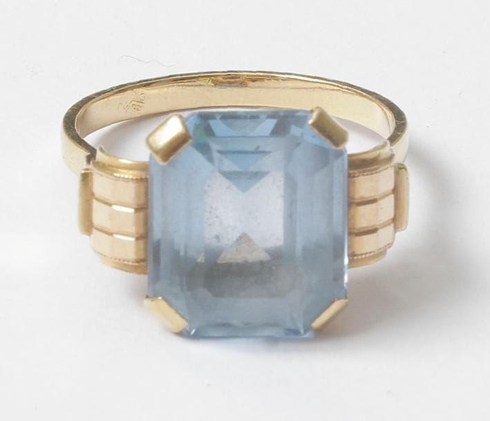 Bague en or 18K (750), ornée d'un spinelle synthétique bleu. Tour de doigt: 52. Poids brut: 4,8 g