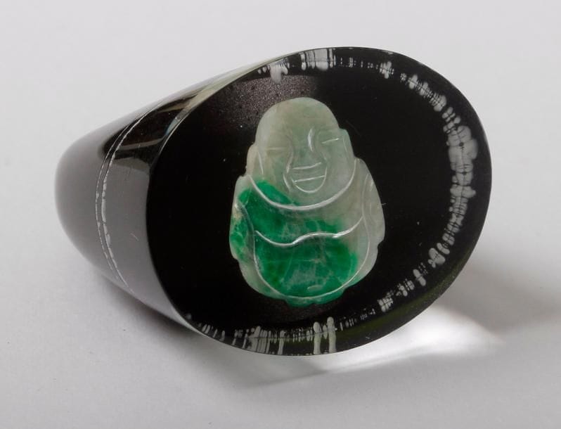 Bague en résine ornée d'un Bouddha en jade. Tour de doigt: 54