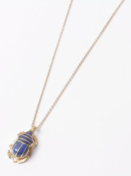 Pendentif scarabée en or 18K (750) et lapis lazuli, coulissant sur une chaîne en or 18K. Poids brut: 8,3 g