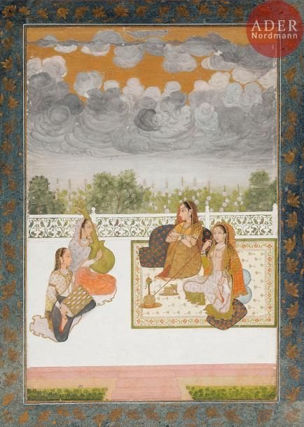 Princesse fumant le huqqa sur une terrasse donnant sur un jardin, Inde du Nord, art moghol, XVIIIe siècle 
Miniature encollée sur page d’album cartonnée aux marges mouchetées d’or et encadrement de rinceaux floraux dorés sur fond bleu. Sur une terrasse devant un jardin, une princesse fume le huqqa assise sur un tapis avec une compagne, pendant que deux musiciennes jouent de la musique face à elles ; ciel nuageux. Au revers, quatrain poétique calligraphié en réserve sur fond or en écriture nasta’liq. 
Dim. Page : 40,3 x 20,3 cm 
État : miniature agrandie dans le ciel ; petits éclats.
A Princess smoking a huqqa on a terrace, North India, Mughal, 18th century.