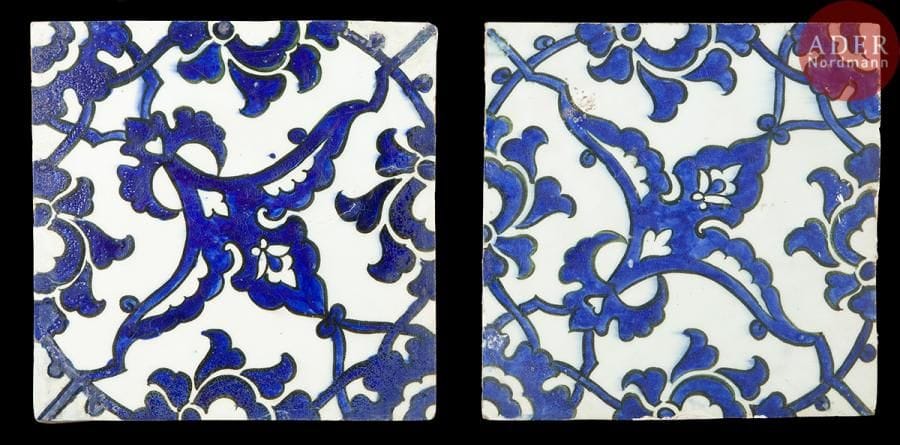 Deux carreaux aux fleurons, Syrie, fin XVIe siècle 
Céramique à décor peint en bleu sur fond blanc. Fleuron en diagonale formé de palmettes dans une composition d’arabesques à fleurs composites. 
Dim. chaque : 19,5 x 19,5 cm
État : restaurations sur les deux coins pour l’un et éclats pour l’autre.
Ce décor est caractéristique des carreaux exécutés pour la restauration du Dôme du Rocher à Jérusalem au milieu du XVIe siècle par le sultan Soliman. Il devient le modèle pour d’autres séries, faites à Damas ou à Alepp. Voir la récente étude de A. Millner, Damascus Tiles, Mamluk and Ottoman, architectural Ceramics from Syria, Prestel, London, 2015, pp. 274-275. fig. 6.71 à 6.75. Voir aussi J. Carswsell, Kutahya tiles and Pottery..., London, 1972, pl. 9, n°4 et 4 a, plates 15, n°83, et plates 22 et 23.
Two Syrian blue and white tiles, late 16th century.