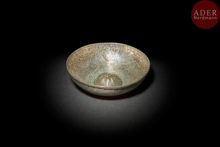 Coupelle en métal argenté à décor végétal et floral, Empire ottoman, fin XIXe 
Coupelle hémisphérique à ombilic godronné de pétales autour d’une rosette. Sur la paroi, guirlande florale alternée à compartiment pyramidal de tiges végétales florales.
Diam. : 14, 5 cm
A silver-plate cup, Ottoman Empire, late 19th century 