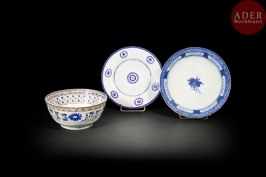 Deux assiettes et un bol en céramique, à décor dit bleu et blanc, Iran qâjâr, datées 1875, 1887 et 1923
Grande assiette creuse à composition végétale au centre, entourée de frises à motifs géométriques au rebord. La seconde petite, à rosettes bleues sur l’ensemble. Les deux inscrites à la base « [...] 13[0]5H. / 1887 » pour la première, et « Amal Abdallah 1293H. / 1875 » pour la seconde. Bol hémisphérique orné de rondeau inscrit du nom de l’artisan « amal Shnabe » et la date 1342H. / 1923 », et sur les parois, frises à compartiments fleuris. À l’extérieur, large frise végétale bordée de croisillons. 
Diam. : 23 cm, 22 cm, et 19,5 cm
Two Blue and white pottery dishes and a bowl, Qâjâr, Iran, three dated 1875, 1887, and 1923.
