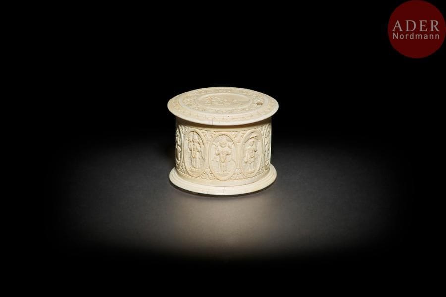 Boîte en ivoire, Inde du Sud ou Bengale, fin XIXe siècle
Ronde sur quatre pieds, sculptée des avatars de Vishnou en médaillons et sur le couvercle, Vishnou assis sur le serpent Cesha.
Diam. : 8 cm et haut. : 7 cm
A carved ivory box, South of India or Bengal late 19th century.