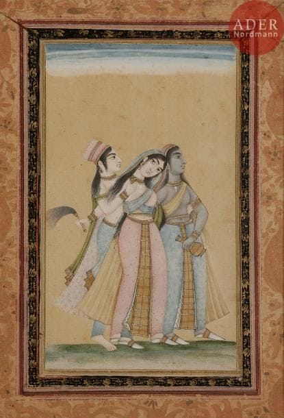Deux jeunes femmes soutenant leur compagne, Bengale, début XXe siècle 
Gouache polychrome rehaussée d’or, sur page d’album à plusieurs encadrements et marges de rinceaux sur fond rose. 
Elles soutiennent leur compagne en tenant chacune : un verre, un chasse-mouche et une bouteille. 
Dim. cadre : 33 x 27,5 cm 
État : cadre, petites éclats.
Two young ladies supporting their partner, Mughal style, early 20th century.
