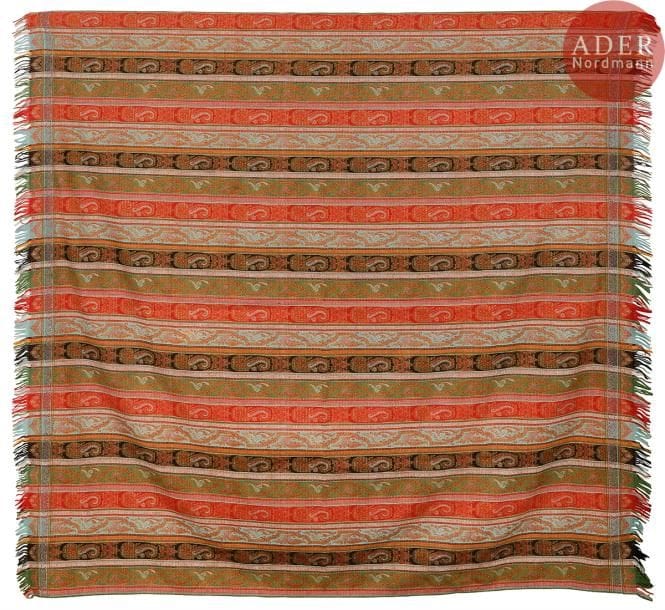 Châle cachemire carré à rayures ornées, France, milieu du XIXe siècle
Décor de palmettes fleuries en S et guirlandes de fleurs sur fonds noir, bleu et rouge. Tissage laine au lancé découpé.
Dim. : 170 x 165 cm
État : rares petits trous.
A square Kashmir shawl, France, mid-19th century. 