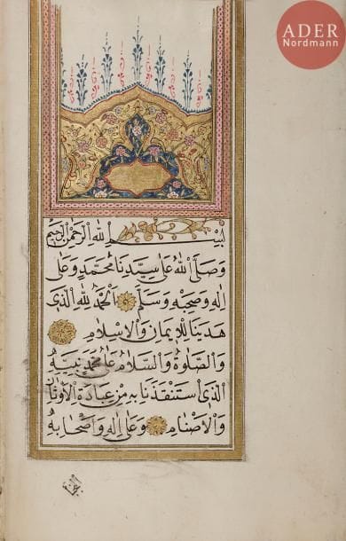 Livre de prière, Dalâ’il al-Khayrât, Turquie, signé Seyyed Suleyman al-Wasfi et daté 1205 H / 1785
Manuscrit religieux, en arabe, sur papier de onze lignes de texte naskhi par page à l’encre noire, et le mot Allahoma en rouge ; enluminé de points dorés. Texte orné de cartouches dorés à rinceaux fleuris au début de chaque partie et accompagné dans les marges de motifs floraux. Enluminé de deux frontispices et de trois colophons. Les deux frontispices, en unwân, sont surmontés d’une arcature polylobée rehaussée de fleurettes sur fond piqueté d’or. Les deux premiers colophons sont achevés en triangle garni de rinceaux fleuris et le dernier encadré par un bandeau donne : « Le pauvre, le humble Seyyed Suleyman al-Wasfi, élèves d’Ismail al-Zohdi, en l’année 1205H. / 1785 ». Il est suivi d’un recueil de prière. Illustré de deux représentations de deux harams, Médine et la Mecque en double page en polychromie et or. Reliure cartonnée à rabat en cuir brun à décor estampé et doré d’une mandorle à pendentifs ornés de rinceaux.
Dim. reliure : 16,5 x 11,5 cm
État : mouillures, petits trous de vers, deux folios à une partie détachée, reliure abîmée.

A Dal’ail al- Khayrat, Turkey, signed Seyyed Suleyman al-Wasfi and dated 1205 H./ 1785.