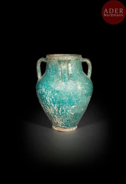 Jarre à trois anses, Iran Umeyyade, deuxième moitié du VIIe siècle
Céramique argileuse recouverte de glaçure transparente turquoise irisée. Ornée en relief sur le col d’une frise de motif ondulant. Manque une anse sur quatre ; son emplacement a été recouvert de glaçure à l’origine par le potier. 
Haut. : 36,7 cm
État : nombreux éclats sur la panse.
A glazed pottery three handeled jar, Ommeyyad, Iran, second half of 7th century.