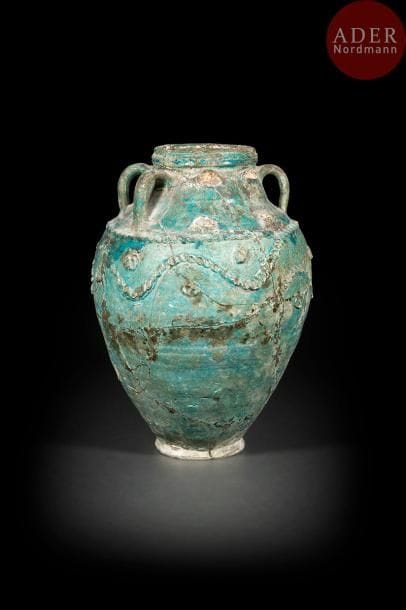 Jarre à trois anses, Iran Umeyyade, VIIe - VIIIe siècle
En céramique argileuse recouverte de glaçure transparente turquoise. La panse en forme balustre est ornée en relief d’un motif de corde ondulante et de petits fleurons.
Haut. : 47,7 cm
État : quatre anses manquantes, nombreuses cassures restaurées sur l’ensemble, sauts de glaçures.
A glazed pottery two handeled jar, four missing, Ommeyyad, Iran, 7th - 8th century.