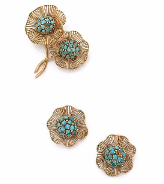 Demi-parure en fils d’or 18K (750 ‰) comprenant : une broche clip ornée de fleurs, le pistil serti de turquoises cabochons et imitations, une paire de clips d’oreilles assortis. Travail français des années 1960. 
Hauteur du clip : 5,5 cm environ.
Poids brut : 46,7 g (manques, accident)