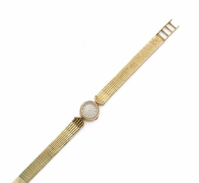 JAEGER-LE-COULTRE.
Montre de dame en or 18K (750 ‰), cadran rond, index bâtons, bracelet articulé en or 18K guilloché, mouvement mécanique. Numérotée. 
Longueur : 16,5 cm environ.
Poids brut : 23 g