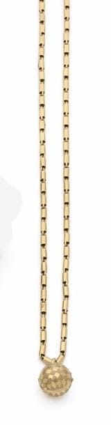 Chaîne giletière en or 18K (750 ‰), articulée de maillons de forme tubulaire, retenant en pendentif, une sphère ouvrante en or 18K à compartiment.
Poids brut : 26,3 g