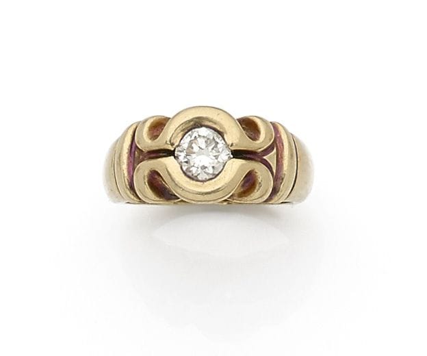 Bague en or 18K (750 ‰), ornée d’un diamant pesant environ 0,50 ct, la monture gravée et sculptée. 
Tour de doigt : 49. 
Poids brut : 8 g