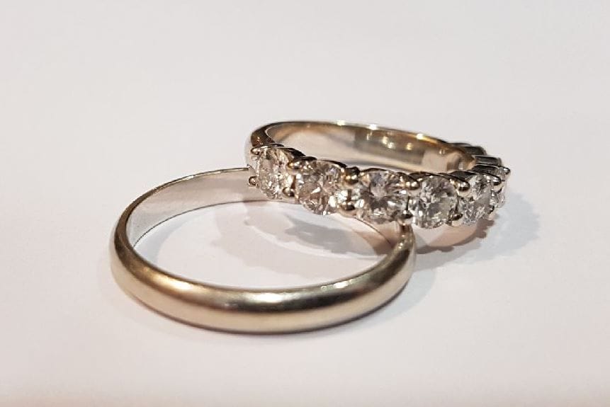 Demi-alliance en or gris 18K (750 ‰), ornée de 8 diamants de taille brillant pesant ensemble environ 1,60 ct. Tour de doigt : 51. 
On joint une alliance en or gris 18K.
Poids brut : 7,9 g