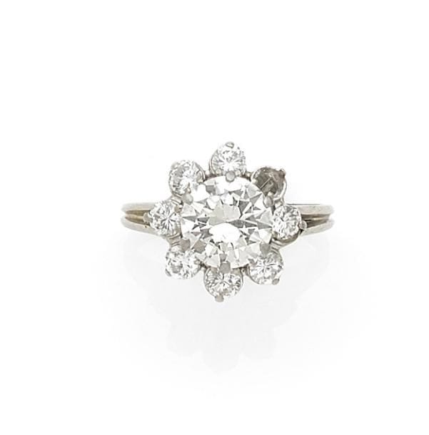Bague marguerite en or gris 18K (750 ‰), ornée d’un diamant rond pesant environ 1,30 ct.
Poids brut : 3,7 g (manque, monture à réparer)