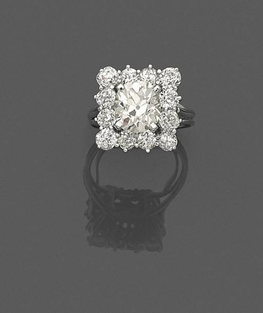 Bague en platine et en or gris 18K (750 ‰), ornée d’un diamant de taille ancienne pesant environ 3,10 cts entouré de 12 diamants. 
Tour de doigt : 51 / 52.
Poids brut : 9,6 g (choc)