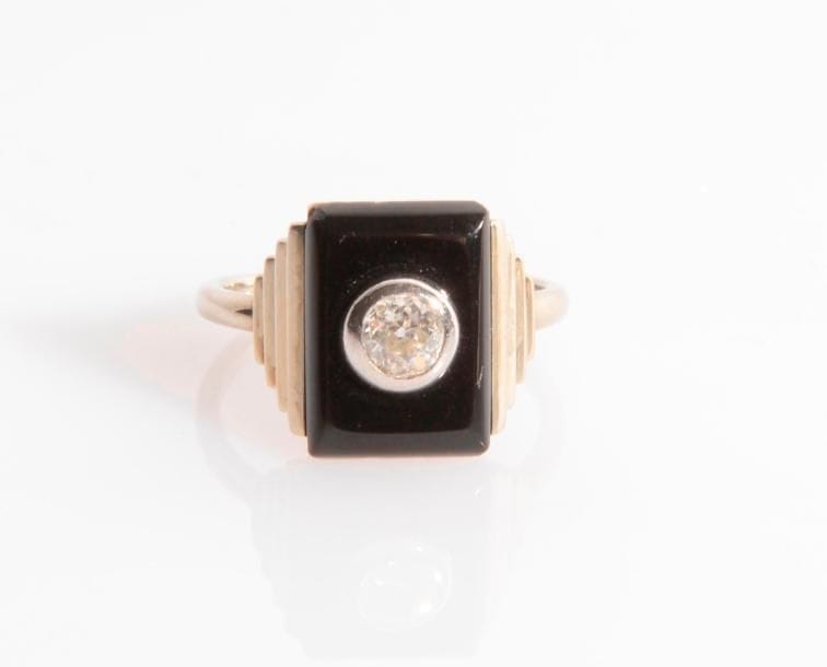 Bague en or gris 18K (750 ‰), ornée d'un onyx piqué d'un diamant, l'épaulement à degrés.
Tour de doigt : 51 / 52.
Poids brut : 4 g