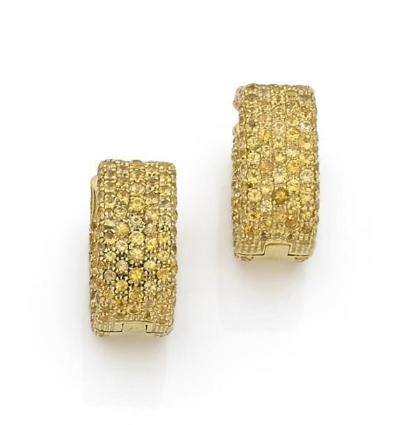 Paire de demi-créoles larges en or 18K (750 ‰), pavées de saphirs jaunes. 
Hauteur : 2,2 cm environ.
Poids brut : 25,7 g (2 manques)