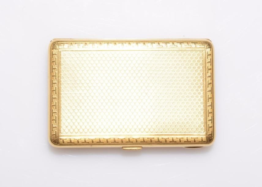 LACLOCHE.
Poudrier en or 18K (750 ‰) guilloché, il recèle un miroir biseauté. Signé Lacloche Frères. 
Dimensions : 7 x 4,5 cm environ.
Poids brut : 66,2 g (enfoncements)