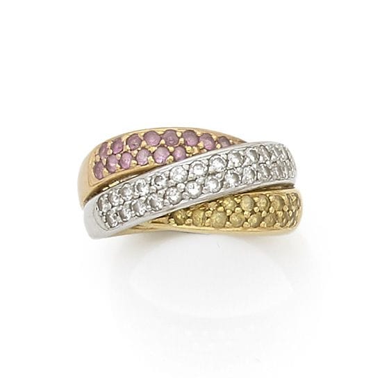 Bague 3 ors 18K (750 ‰), composé de trois anneaux liés, l’un pavé de diamants, le 2e de saphirs roses, le 3e pavé de saphirs jaunes. 
Poids brut: 7,3 g