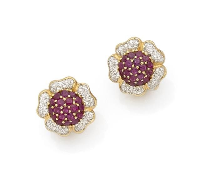Paire de clips d’oreilles en fleurs d’or 18K (750 ‰), le cœur pavé de rubis, les feuilles serties de diamants.
Poids brut : 14,3 g