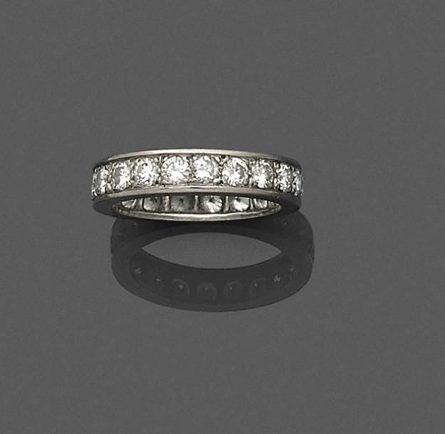 Alliance en platine, entièrement sertie de diamants. 
Tour de doigt : 49.
Poids brut : 3,8 g