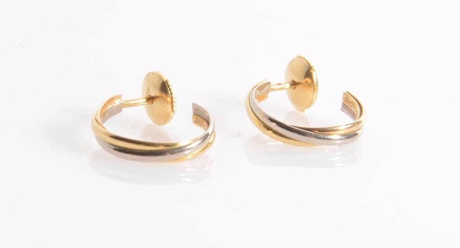 CARTIER.
Paire de demi-créoles modèle Trinity, 3 ors 18K (750 ‰).
Poids : 3,2 g