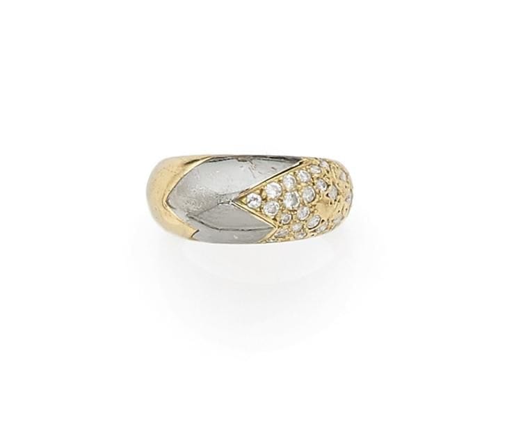 Bague asymétrique en or jaune 18K (750 ‰), ornée de diamants, appliquée d’or gris. 
Tour de doigt : 54. 
Poids brut : 6,3 g