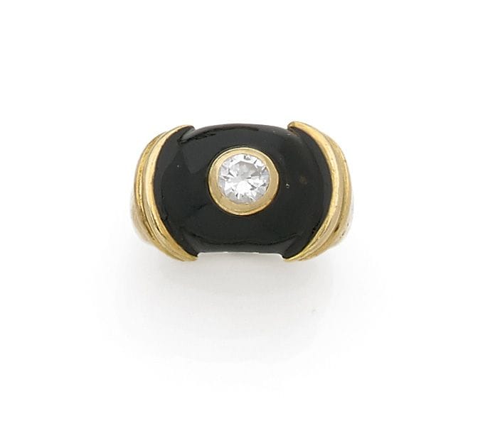 Bague en vermeil, ornée d’un diamant serti clos et d’émail. 
Tour de doigt : 47.
Poids brut : 7,6 g