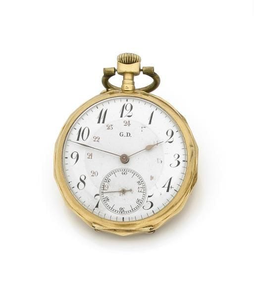 Montre gousset en or 18K (750 ‰) de marque GD. Fond de boîte à décor de fleurs et losanges sur le pourtour du cadran, émaillé blanc et chiffres arabes. Trotteuse à 6 H, échappement ancre, balancier coupé compensé. Reclage de la montre col de cygne.
Poids brut : 68,80 g