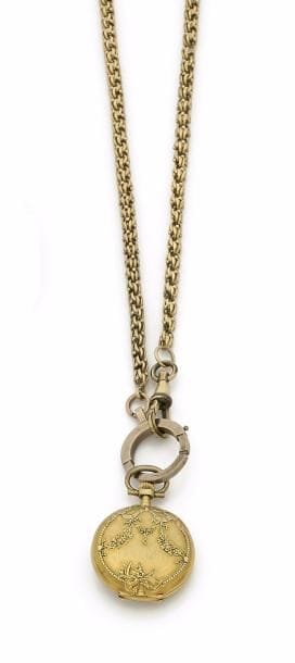 Montre de col en or 18K (750 ‰). Boîtier à décor de guirlandes, échappement à cylindre. Cadran émail blanc, chiffres romains.
Manque le verre, mauvais état.
On joint une chaîne giletière en or (mousqueton en métal).
Poids brut total : 30,80 g