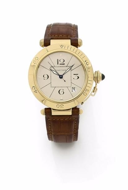 CARTIER.
Montre bracelet d’homme. Modèle Pacha en or 18K (750 ‰). Cadran ivoire, 3, 6, 9,12 H, en chiffres arabes. Date entre 4 et 5 H, n° de fond de boîte 850171. Mouvement automatique. Bracelet croco marron avec sa boucle cartier en or 18K (750 ‰).
Poids brut : 89,9 g
Avec une pochette en feutrine.