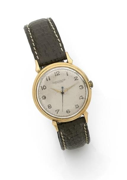 JAEGER-LECOULTRE.
Montre bracelet d’homme en or 18K (750 ‰). Diamètre 34 mm, n° de boîte 107446. Cadran argenté chiffres arabes, aiguille or et trotteuse centrale bleue. Boîte non signée Jaeger. Mécanisme automatique Jaeger, calibre 476.2.
Poids brut : 43 g
A réviser, remontoir à changer.