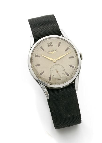 LONGINES.
Montre bracelet d’homme en acier, années 1960. Diamètre 36 mm. Cadran argenté, appliques et aiguilles dorées. Trotteuse à 6 H, échappement à ancre. Incabloc, calibre 12.68Z. Boîte signée Longines.
à réviser, remontoir et verre à changer.