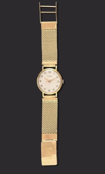 JAEGER-LECOULTRE.
Montre bracelet d’homme en or 18K (750 ‰). Bracelet milanais en or. Manque un axe à l’échelle du bracelet. Cadran argenté, chiffres arabes dorés,  trotteuse centrale, mécanisme signé Jaeger-LeCoultre, calibre P450-4 C, n° 458102, échappement ancre. N° du boîtier 391728 A .
Modèle des années 50. 
Poids brut : 101,30 g
A réviser, remontoir à changer.