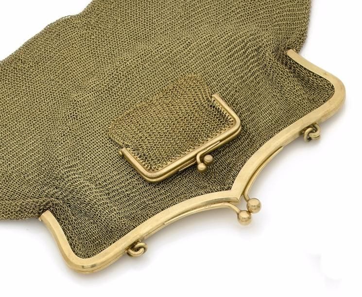 Sac et son aumônière en tricot d’or jaune 18K (750 ‰). Travail français du début du XXe siècle.
Poids : 266,1 g