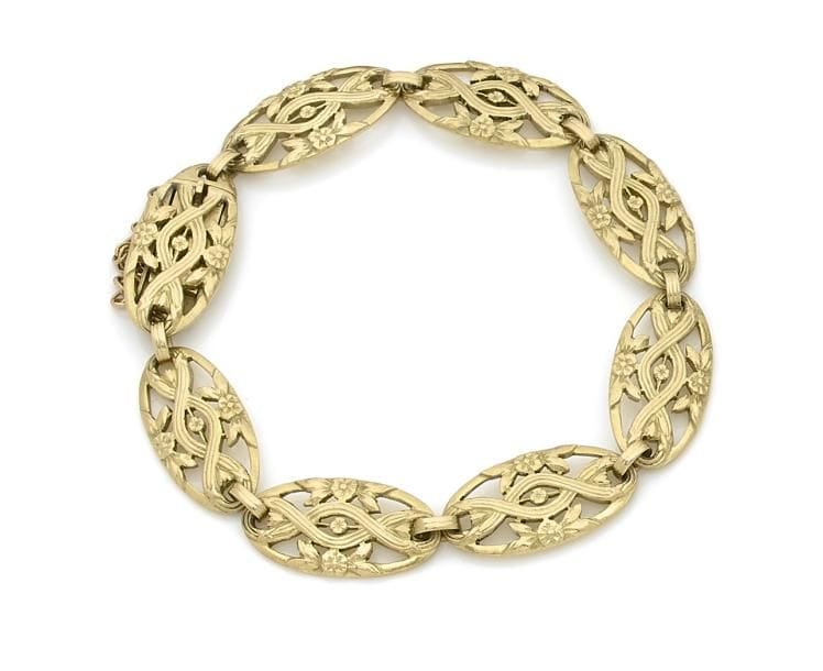 Bracelet en or 18K (750 ‰) articulé de maillons ovales ajourés, gravés de feuillages. Travail français du début du XXe siècle. 
Longueur : 18,8 cm environ.
Poids : 25,3 g