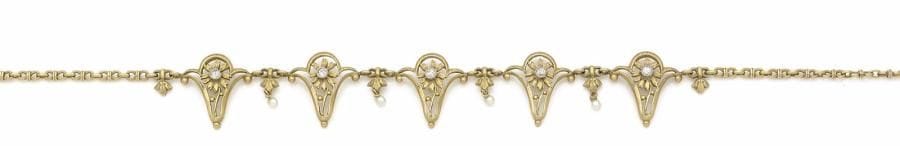 Collier en or 18K (750 ‰) articulé de maillons en 8, orné au décolleté de 5 motifs ajourés de feuillages, chacun serti d’un diamant de taille ancienne, alternés d’une petite perle en pampille. Travail français du début du XXe siècle. 
Longueur : 44,5 cm environ.
Poids brut : 22,6 g