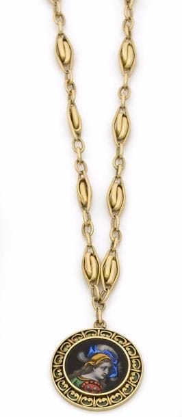 Collier en or 18K (750 ‰) articulé de maillons noués, retenant une médaille en or 18K ornée d’un émail polychrome figurant une jeune femme dans le goût de la Renaissance, l’entourage ciselé de peltes sur fond émaillé vert. Travail français de la fin du XIXe siècle. 
Longueur : 41,5 cm environ.
Poids brut : 28,6 g (petits accidents)