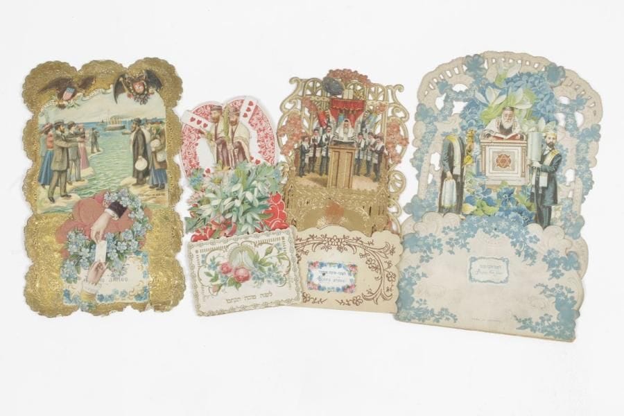 [SHANAH TOVAH]
Cartes de vœux de nouvel an hébraïque.
Bel ensemble de 4 chromolithographies dépliantes tridimensionnelles (pop-up).
Début du XXe siècle.
(Petits manques sur l’une d’entre elles).

Mots clés : judaica, jewish, hebreu, hebrew, rabbin, synagogue, juif, juive, israélite, hebraica, judaism, torah, juden, sionism