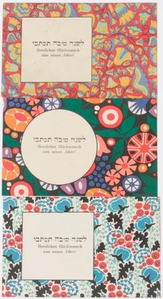 [CARTES POSTALES]
3 cartes de vœux ayant pour fond des reproductions d’étoffes.
Autriche, Wiener Werkstatte, circa 1910.
Très rares cartes de vœux juives créés par cette association d’artiste issue du mouvement artistique la Sécession.

Mots clés : judaica, jewish, hebreu, hebrew, rabbin, synagogue, juif, juive, israélite, hebraica, judaism, torah, juden, sionism