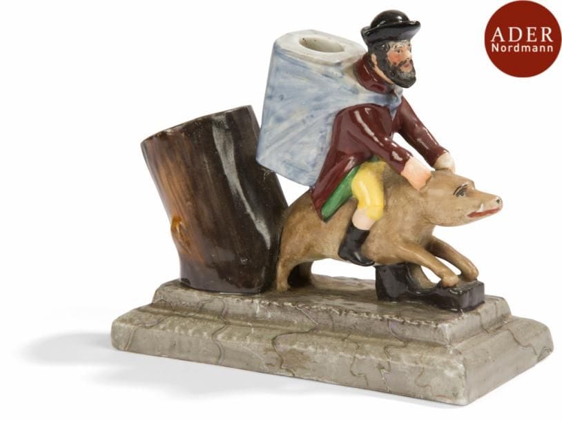 [ANTISÉMITISME]
Colporteur juif.
Encrier, sujet en porcelaine polychrome. Le
Angleterre, XIXe siècle.
Hauteur : 10 cm
Monté sur un cochon et portant une besace derrière lui, ce colporteur juif incarne la soumission du juif aux forces du mal que représente le cochon.

Mots clés : judaica, jewish, hebreu, hebrew, rabbin, synagogue, juif, juive, israélite, hebraica, judaism, torah, juden, sionism