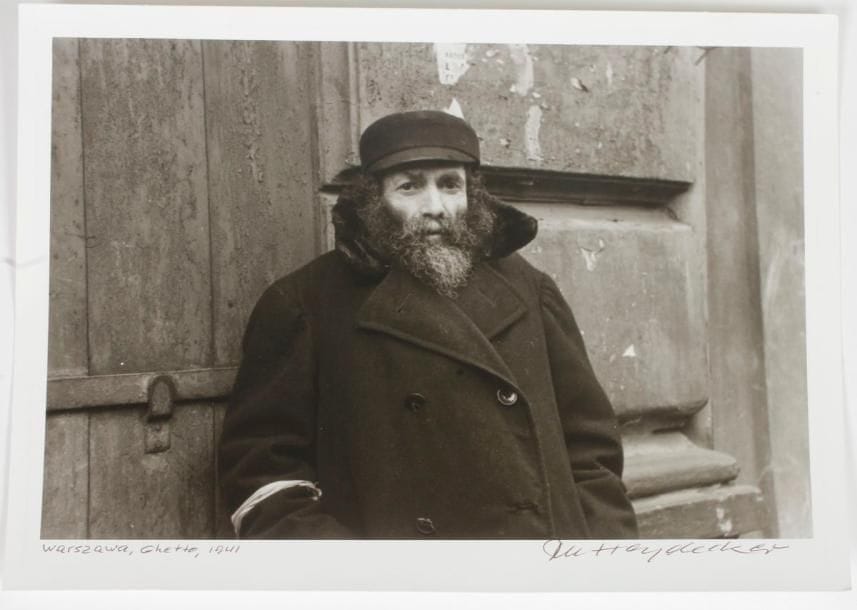 [PHOTOGRAPHIE]
Warszawa, Ghetto, 1941
Tirage argentique d’époque.
Titré, localisé et daté en bas à gauche.
Signé en bas à droite.
19 x 26 cm

Mots clés : judaica, jewish, hebreu, hebrew, rabbin, synagogue, juif, juive, israélite, hebraica, judaism, torah, juden, sionism