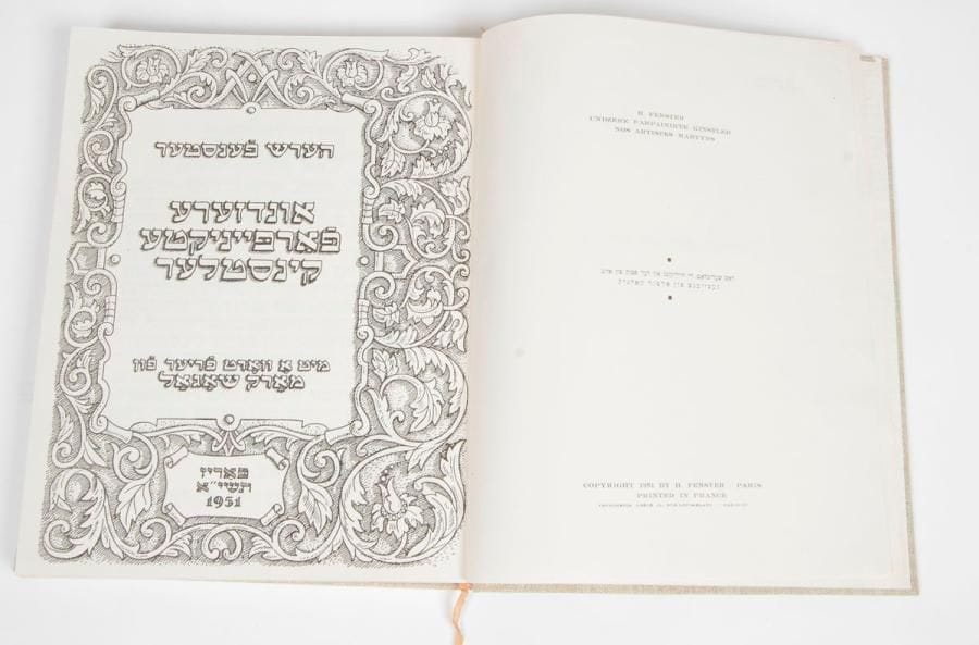 H. FENSTER
Undzere Farpainikte Kinstler, Nos artistes martyrs. Paris, 1951. En Yiddish.
In-folio, reliure toilée éditeur.
Dédicacé en yiddish par l’auteur.
Livre à la mémoire des artistes juifs de l’Ecole de Paris décédés en martyrs durant la seconde guerre mondiale. Pour la plupart des artistes, des reproductions accompagnent la biographie. Plus de 80 artistes martyrs sont évoqués.

Mots clés : judaica, jewish, hebreu, hebrew, rabbin, synagogue, juif, juive, israélite, hebraica, judaism, torah, juden, sionism
