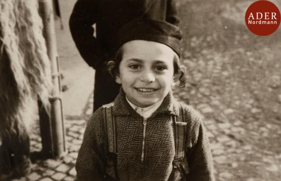 Roman VISHNIAC (1897-1990)
Hassidic country boy, Carpathes, Ruthénie
Tirage argentique vintage, circa 1935-38.
7 x 10 cm

Bibliographie : l’International center of Photography possède un négatif 35 mm sous le numéro RV_2_040_002.

Mots clés : judaica, jewish, hebreu, hebrew, rabbin, synagogue, juif, juive, israélite, hebraica, judaism, torah, juden, sionism
