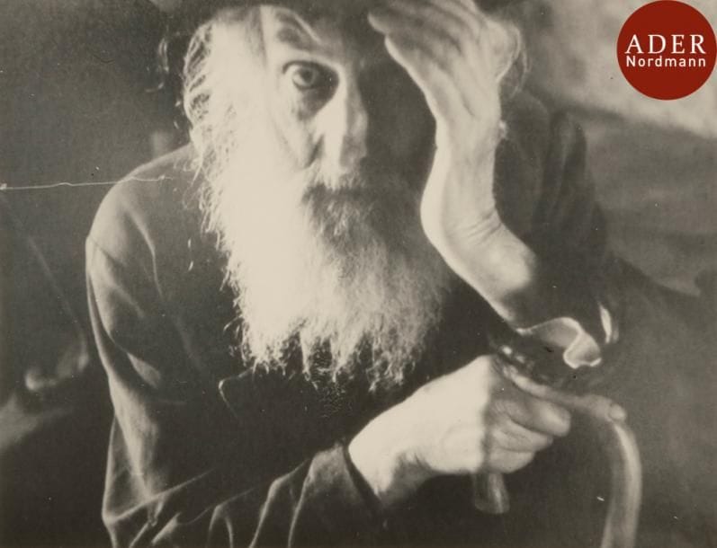 Roman VISHNIAC (1897-1990)
An elder of the village, Vysni Apsa
Tirage argentique vintage, circa 1938.
6,3 x 8,3 cm
Cette photo iconique figure dans le livre A Vanished Word, préfacé par Elie Wiesel. New-York, Farrar, 1983, plate 3 avec la légende qui suit : «C’était en 1938, mais c’est en brulant des branches et des rondins que les habitants de Vysni Apsa se procuraient chaleur et lumière. Je me souviens très bien de la lueur du feu éclairant les mains et le visage de cet ancien du village, dont les conseils étaient demandés par les membres de sa communauté. Combien cet homme semblait être sage et réconfortant».
Cette photo fait également la couverture du porte folio : The Vanished World Portfolio (Twelve Photographs), 1936-38. Witkin-Berley Ltd - Roslyn Heights. NY, 1977. Portfolio conçu par Bob Ciano.
Bibliographie additionnelle : l’International center of Photography possède un tirage de 1974 sous le numéro 68.1974 ainsi qu’un négatif 35 mm sous le numéro RV_8_014_001.

Mots clés : judaica, jewish, hebreu, hebrew, rabbin, synagogue, juif, juive, israélite, hebraica, judaism, torah, juden, sionism
