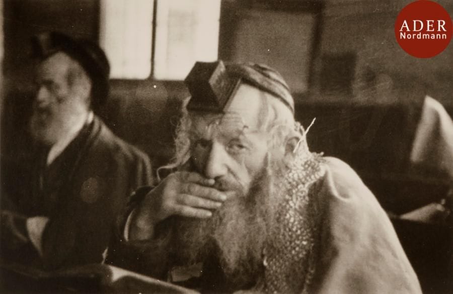 Roman VISHNIAC (1897-1990)
Portait de Rabbin, non localisée
Tirage argentique vintage, circa 1935-1938.
7,2 x 10 cm

Bibliographie : l’International center of Photography possède un négatif 35 mm sous le numéro RV_8_005_011.

Mots clés : judaica, jewish, hebreu, hebrew, rabbin, synagogue, juif, juive, israélite, hebraica, judaism, torah, juden, sionism